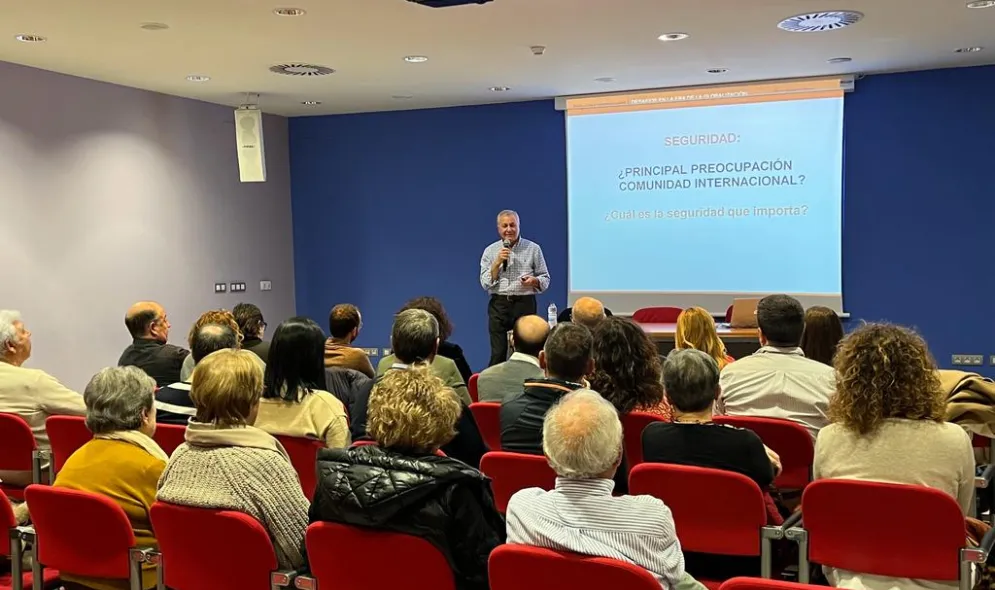 Organizamos una conferencia impartida por Javier Jiménez Olmos en Zuera (Doctor en Paz y Seguridad Internacional)